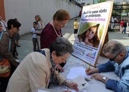 Recogida de firmas a la salida de una parroquia.