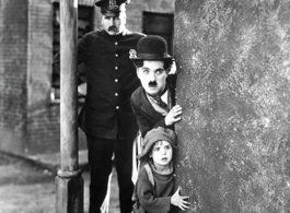 Charlie Chaplin en una escena de <i>El chico</i>.