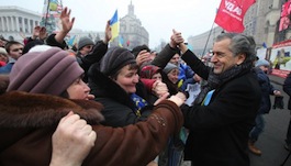 Bernard Henri Levy entre los manifestantes de Kiev.