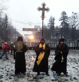 Monjes en la plaza.