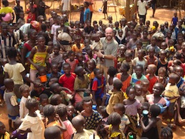 El padre Federico con los niños en el Carmelo.