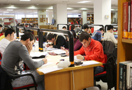 Estudiantes en la Universidad Complutense <br>de Madrid.