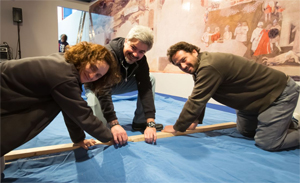 Voluntarios en el montaje de la exposición ''El bien de todos''.