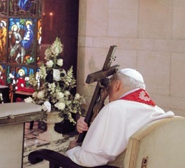 Juan Pablo II en su último Viernes Santo.