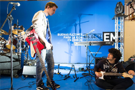 Jóvenes ensayando para el concierto.