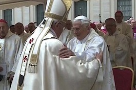 Francisco y el papa emérito Benedicto XVI.