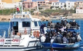 Una barcaza de refugiados llega a Lampedusa.