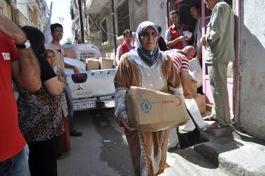 Una mujer siria con una caja de ayuda.