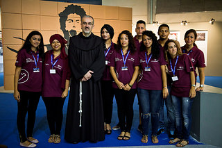 El padre Pizzaballa con un grupo de voluntarios.