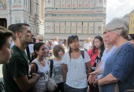 Los alumnos kazajos con Mariella Carlotti <br>en Florencia.