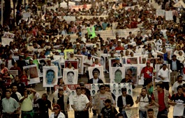 Manifestación por los 43 estudiantes asesinados.