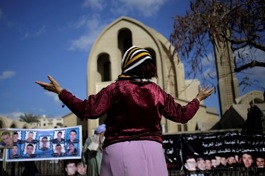 Una mujer cristiana copta orando.