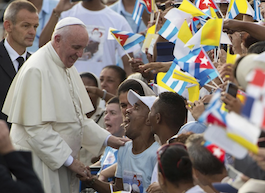 El Papa Francisco saluda a los fieles cubanos.