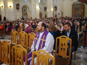 El padre Ibrahim Alsabagh durante un acto en la iglesia.