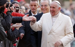 El Papa saludo a los fieles en la Plaza de San Pedro.