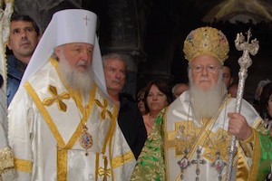 Los patriarcas Kiril y Bartolomé.