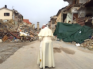 El Papa reza entre los escombros en Amatrice.