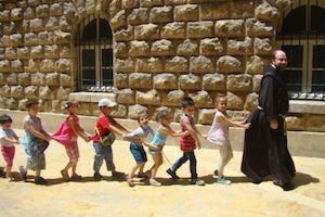 Padre Ibrahim Alsabagh con los niños de Alepo.