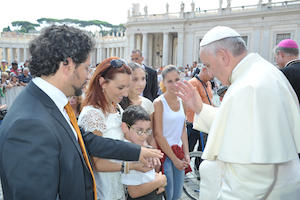 Jonás y su familia con el Papa Francisco.