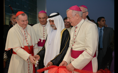 El cardenal Pietro Parolin y monseñor Paul Hinder inauguran la iglesia <br>de Sanit Paul con el jeque Nahyan bin Mubarak Al Nahyan, el 12 de junio de 2015.
