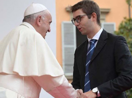 El Papa con Davide Leardini, vicepresidente <br>del consejo estudiantil.