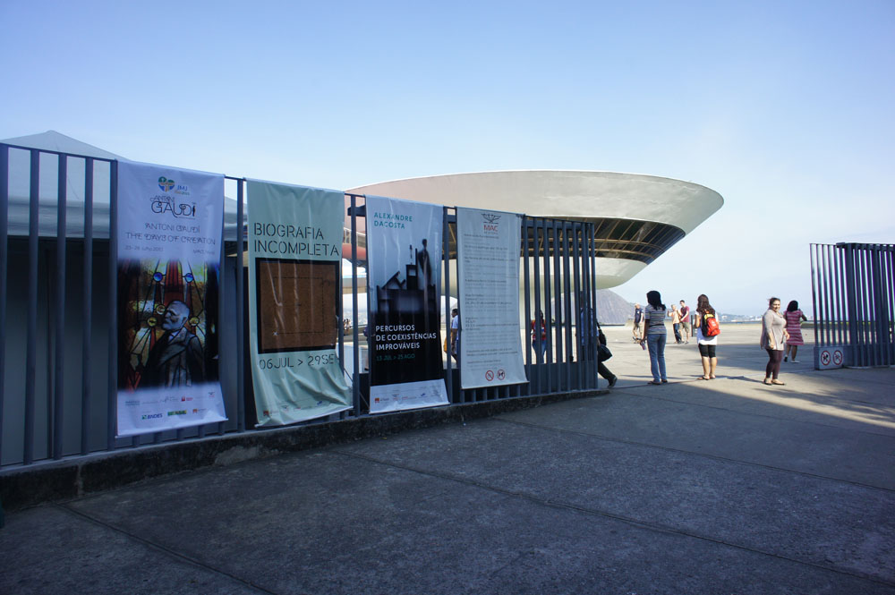 Entrada al pabellón.